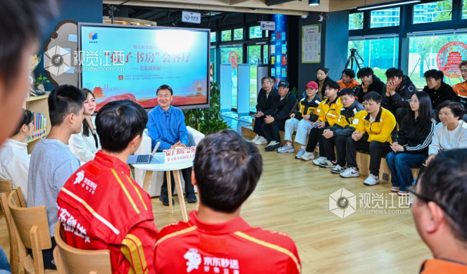 江苏“外卖诗人”王计兵与大家分享阅读故事 江西日报全媒体记者 张翰林摄