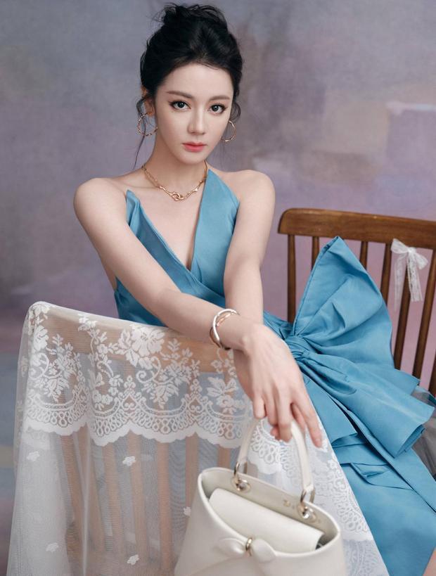 迪丽热巴颜值超高。
