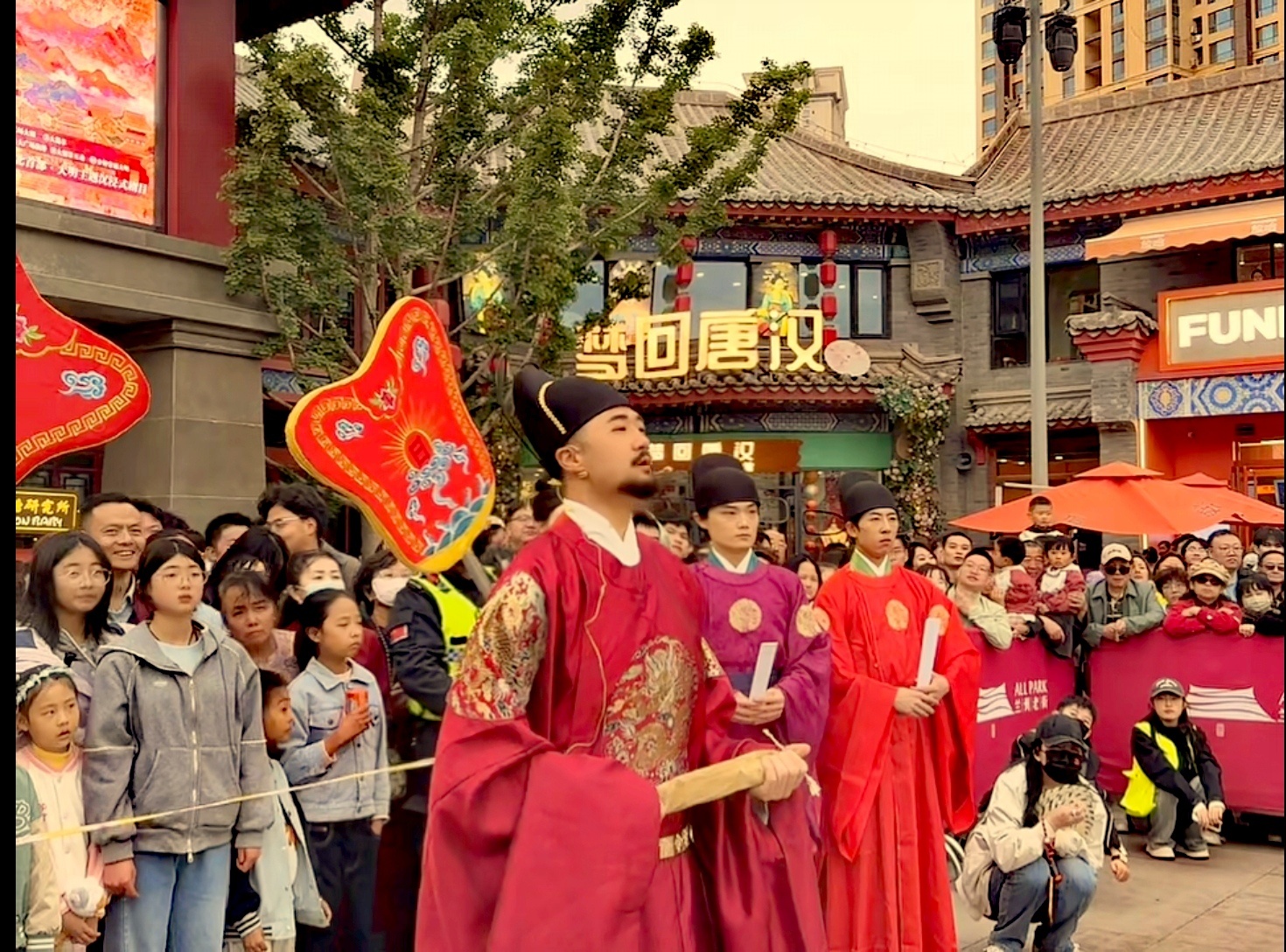 兰州老街沉浸式实景大剧《大明芳华&middot;陇塞长歌》华丽上演