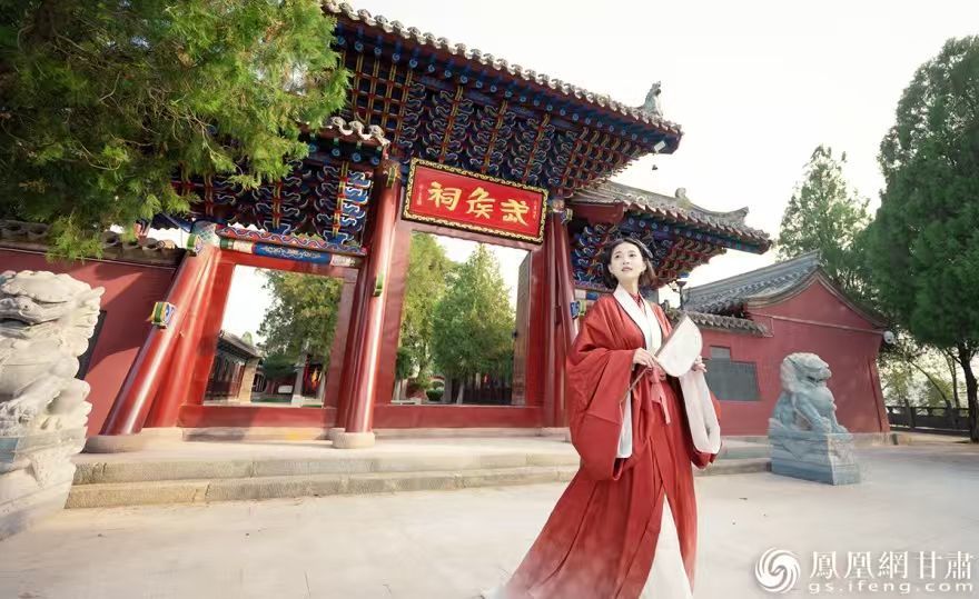 游客身着汉服游览陇南礼县祁山武侯祠　杨艺锴　摄