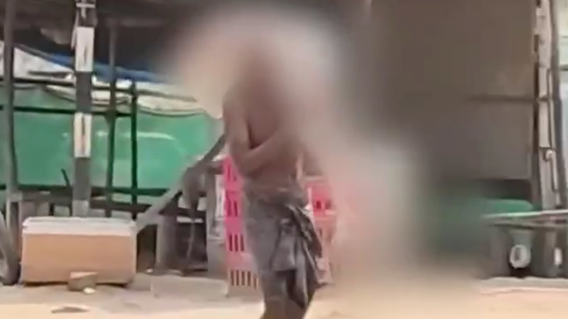 印度男子从坟墓中挖出姐姐尸骨一路扛到银行，只因银行要求必须“本人”才能取钱