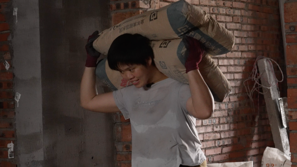 凤凰网《旅途》｜40岁搬运女工为供儿女上学扛楼16年