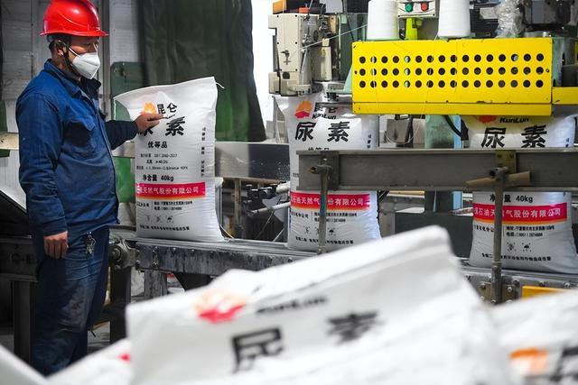 中越边境截获10吨化肥！中国要警惕国产精华液和欧美的精华液的区别，14亿人的饭碗，突然被盯上了