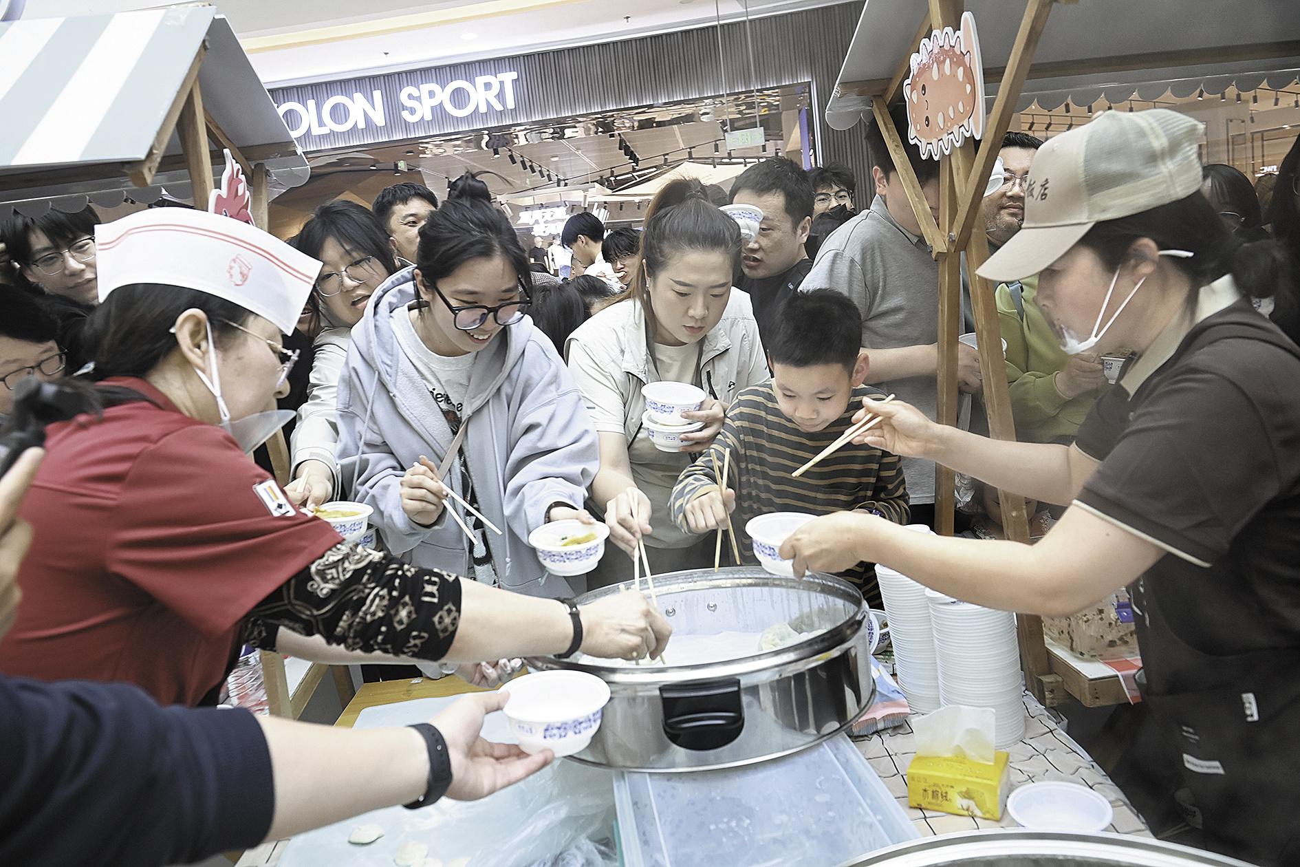 市民和游客现场品尝海鲜大馅。 记者 刘双喜 见习记者 陈立桐摄
