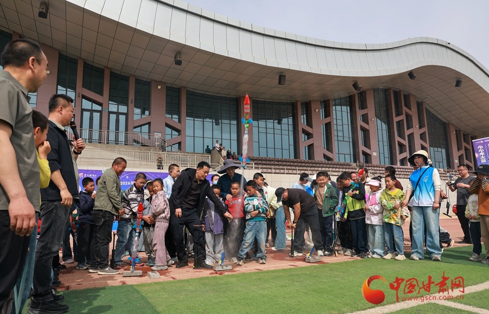 大赛现场，同学们正在发射水火箭。