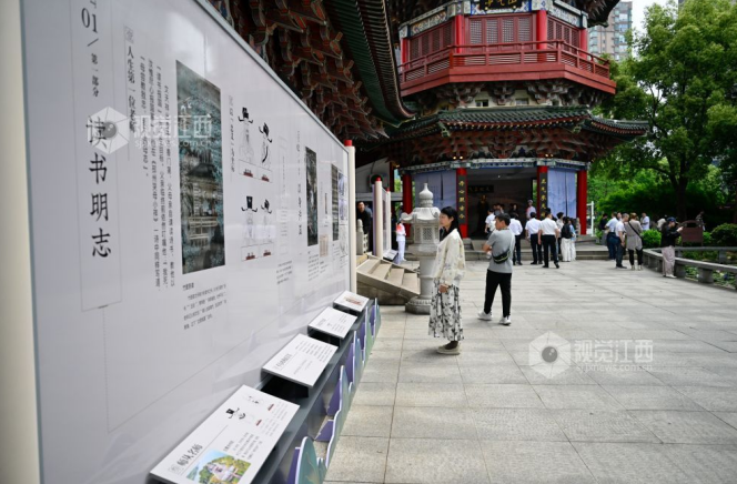 大会配套的文天祥主题展亮相滕王阁景区,市民游客驻足参观“读书明志”主题展区,在图文展陈中感受先贤精神与阅读力量。 大江新闻全媒体记者 徐国亮 摄
