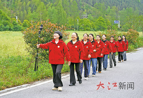 在武功山万龙山乡茅店村，村党支部书记谭新萍带领一群“农家嫂”实现了从“灶台后”到“镜头前”的身份跨越，手机成为增收的“新农具”。