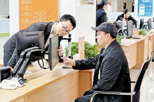 4月28日，衡水市民中心工作人员帮助企业办事人员（右）发布技术评审需求。本报记者 焦 磊摄