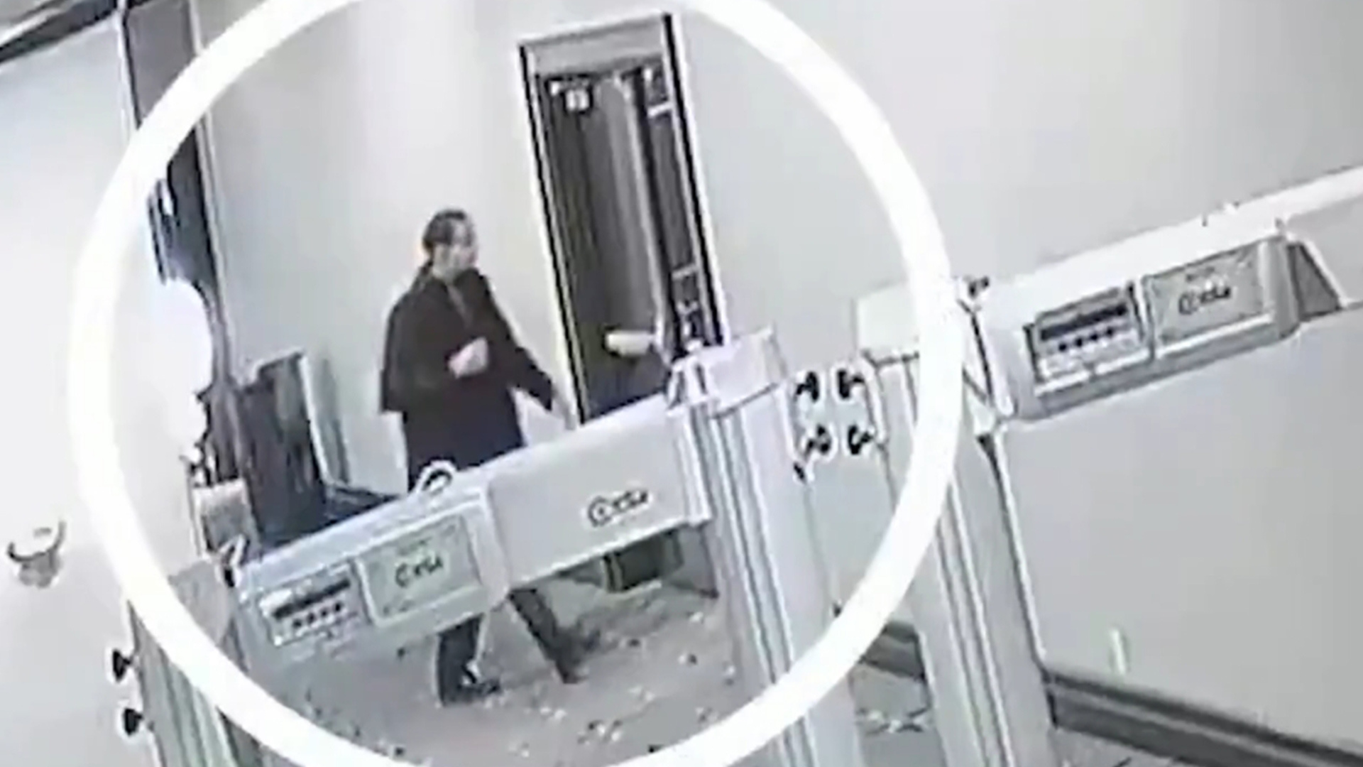 白宫晚宴枪击案最新画面曝光：疑似警犬最先发现异常但遭到无视，枪手随后端枪快步冲卡，犯案前曾在酒店踩点