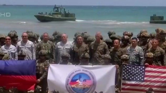 美菲在巴拉望岛反登陆实弹演习，剑指南海