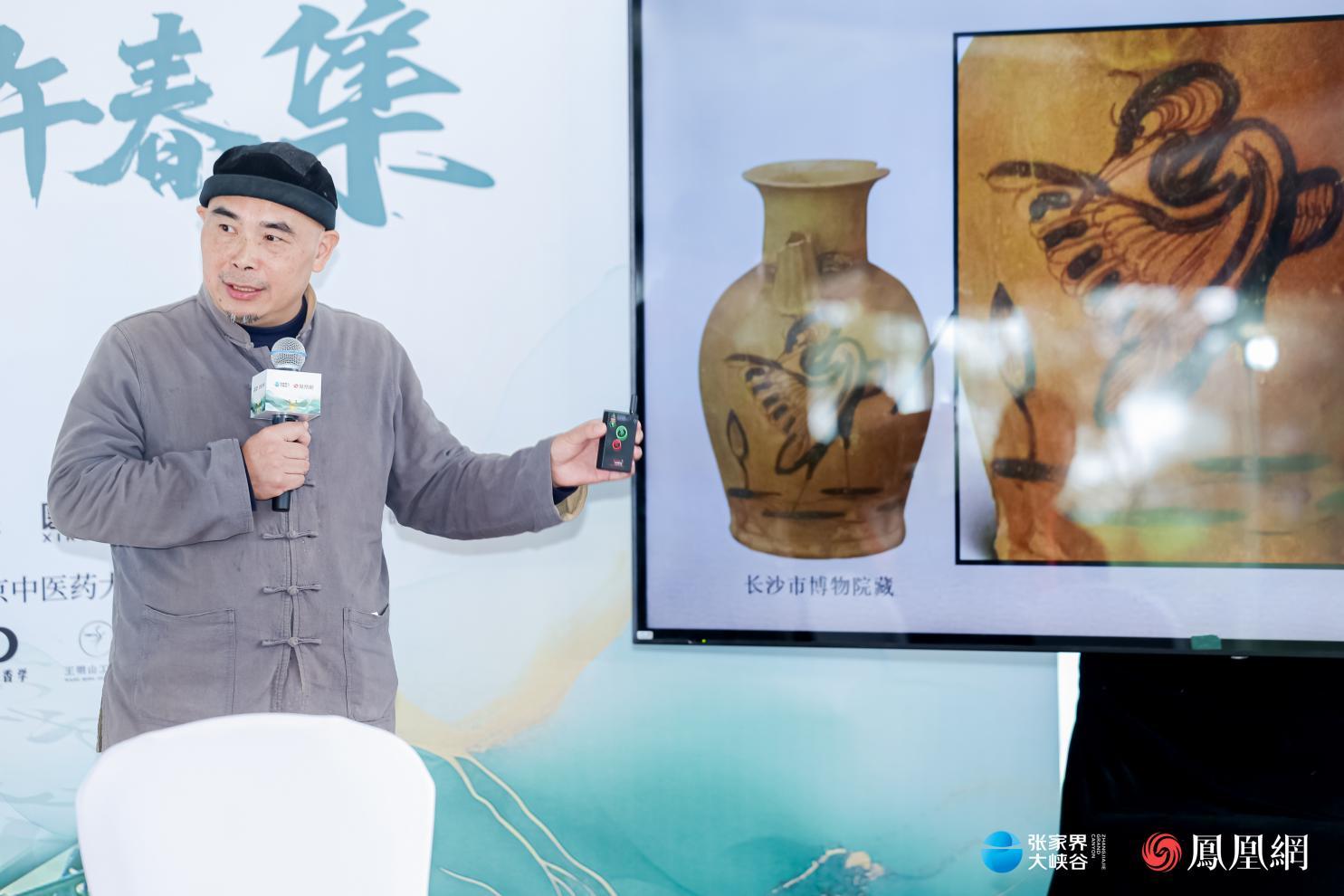 （长沙铜官窑省级非遗传承人彭望球在非遗沙龙上讲述长沙窑的传承与发展。）