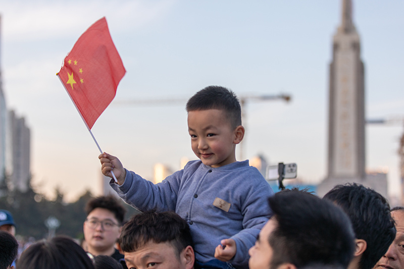 “弘扬爱国志 奋进新征程八一广场升旗仪式已举办3年 吸引全国各地110万游客现场参观