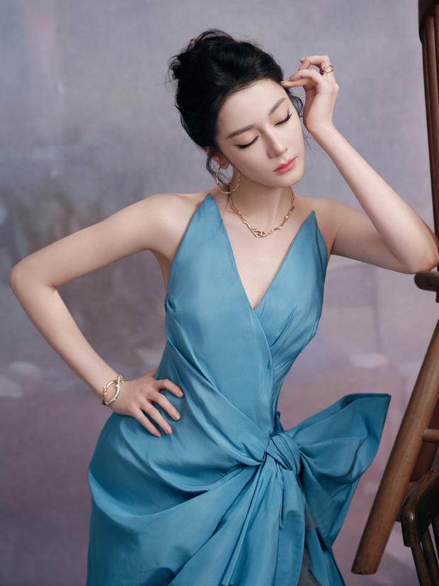迪丽热巴穿蓝色长裙超性感。