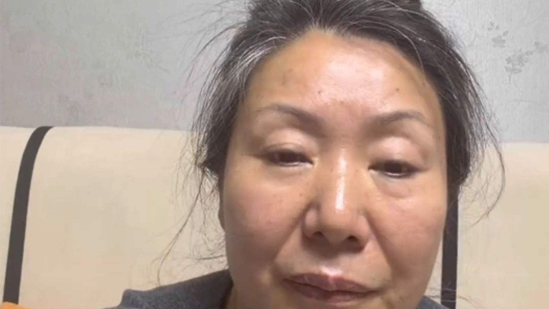 痛失女儿还遭网暴“女子家门口遇害案”妈妈起诉网暴者，有网民组建200多人群组团造谣，法院已受理 涉案达上百人