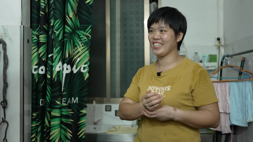 40岁妈妈扛楼16年月入过万，每月房租300多，晚餐只敢喝两次羊奶，女儿：妈，我希望你胖一点