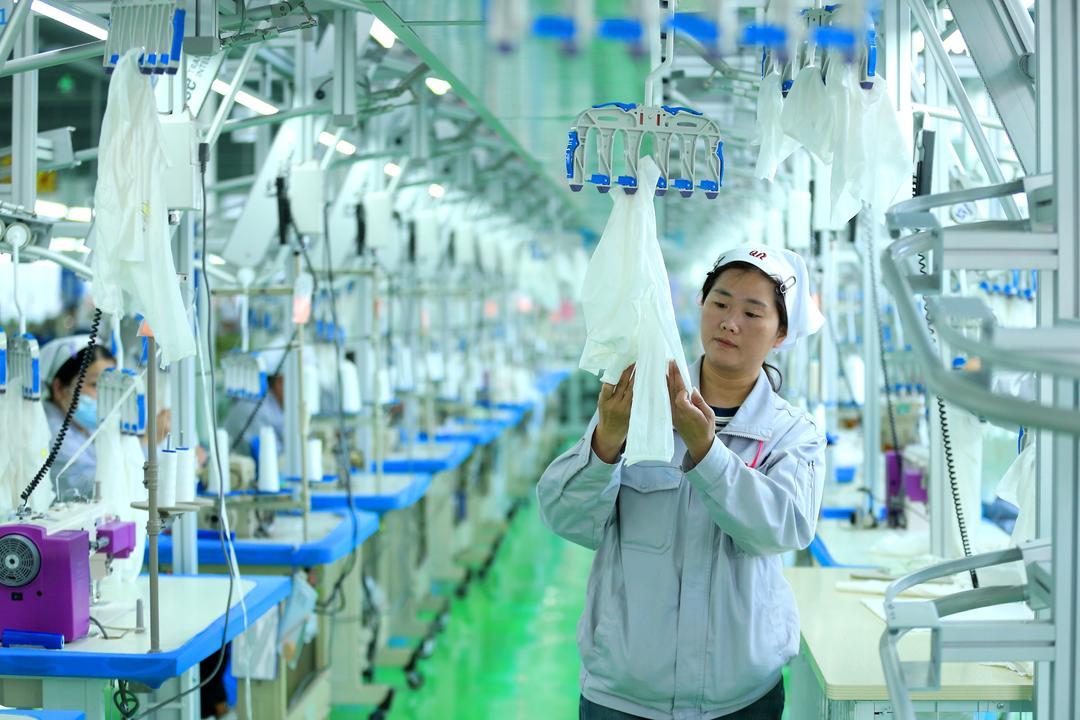 枣庄贵华针织有限公司的员工在生产服装产品。（梁孝鹏 摄）