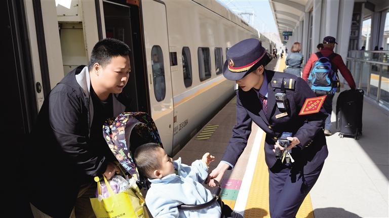 兰铁局站务员帮助特殊旅客　何怡璇　摄