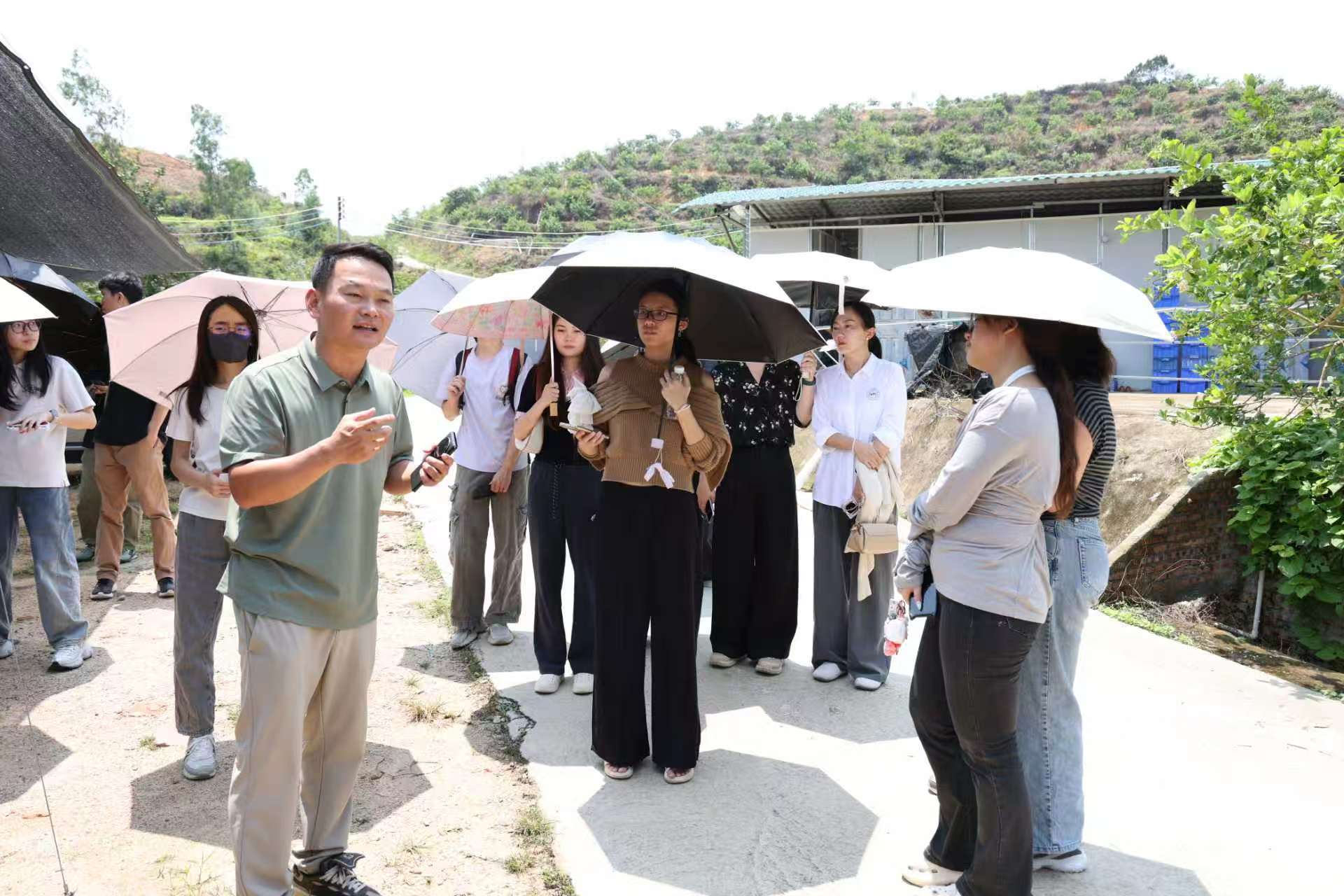 青年创业者郑贤杰向中山大学旅游学院师生介绍白企村资源