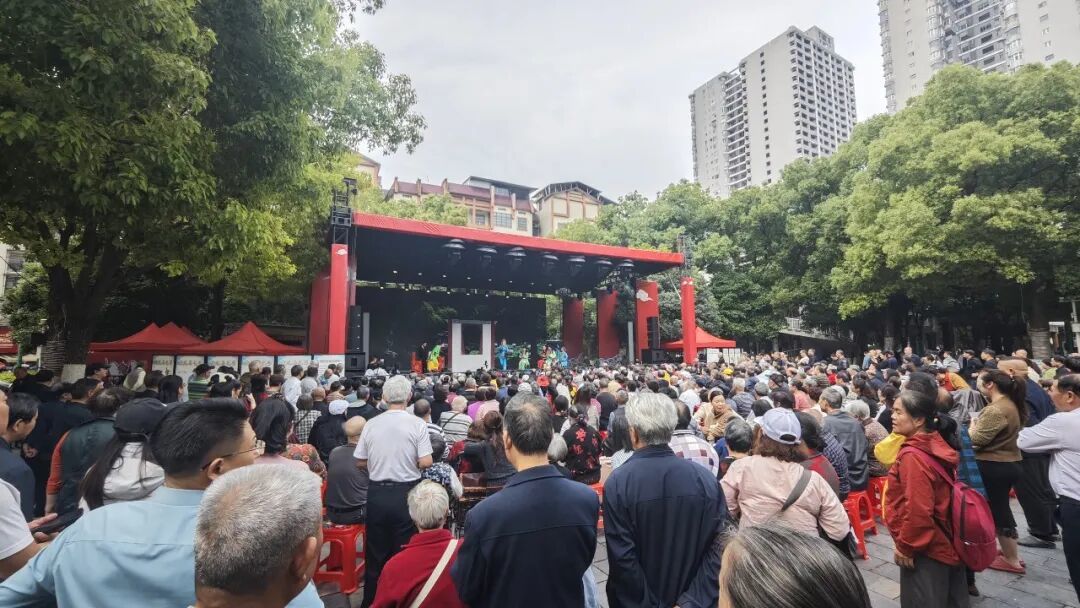5月2日,宝庆里文化街区邵阳花鼓戏经典剧目《状元与乞丐》演出现场。图/邵阳市文旅广体局