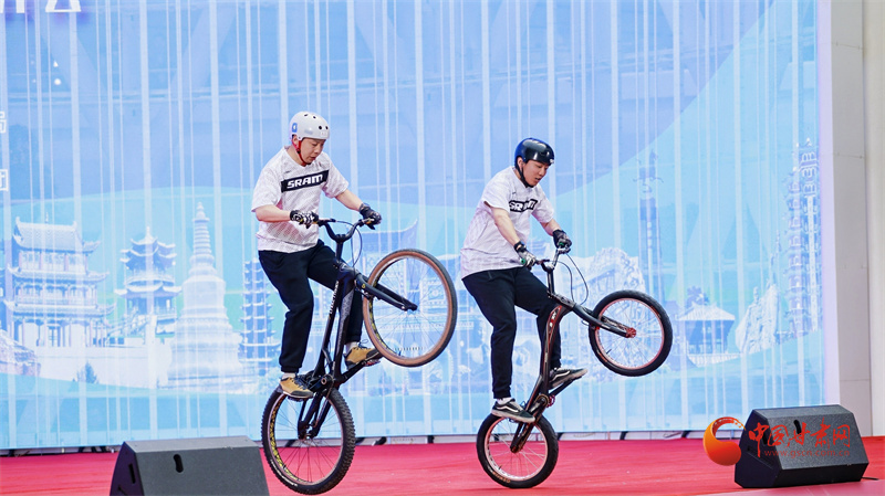 活动现场车技表演