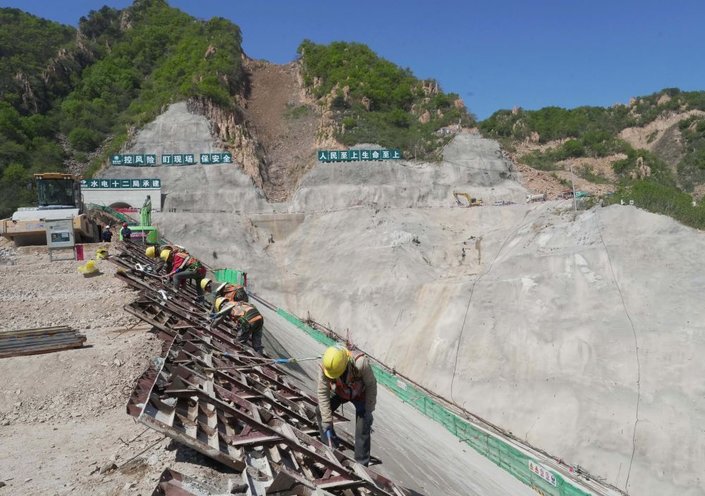 ↑4月30日，工人在河北省秦皇岛市抚宁区境内的国网新源河北抚宁抽水蓄能电站上水库建设工地施工。
