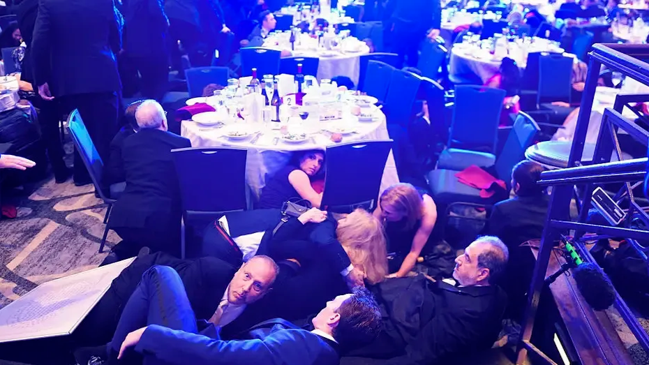 晚宴枪击案惊现“最稳干饭人”：众人四散逃命，好莱坞经纪人淡定吃沙拉