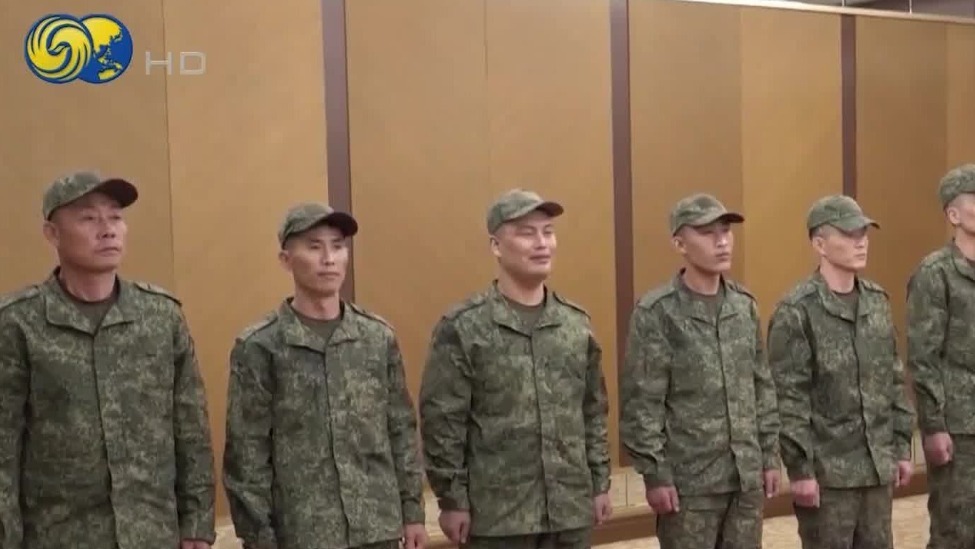 俄防长向为俄作战朝鲜士兵颁授奖章