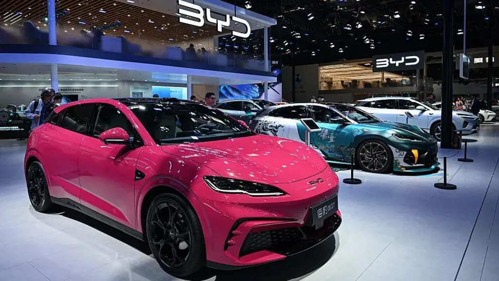 美国大V带外国人体验中国电动汽车，粉丝心情复杂：既惊叹又无奈