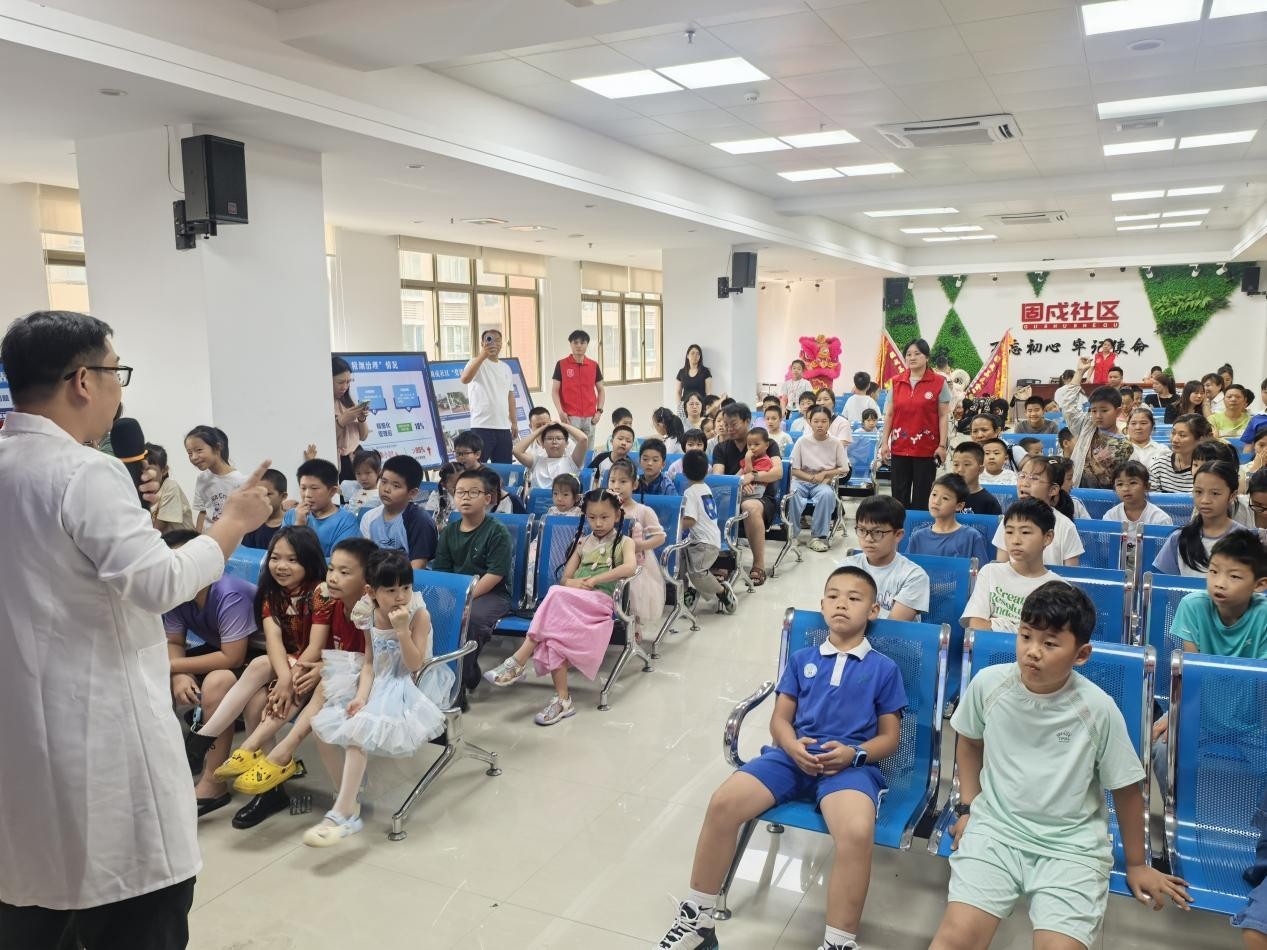 固戍社区上演科学实验秀：200名孩子共赴“疯狂”与“冰冷”的奇幻之旅