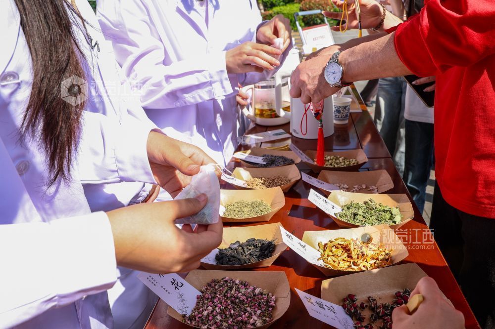 4月26日，江西省吉安市卫生健康委员会、吉安市中心人民医院在江西省吉安市白鹭洲书院开展“书院里的中医文化体验日”活动。