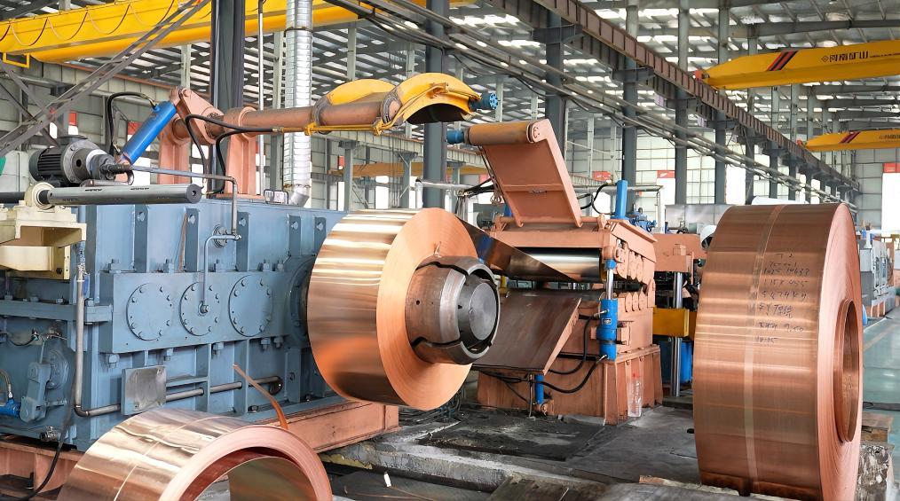 江西新越新型材料集团有限公司车间正在进行机械作业。（受访者供图）