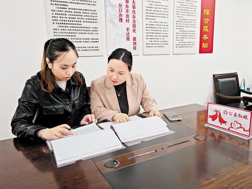 4月23日，在磁县粮斗庄社区居委会，两位公益红娘正核对青年人的登记信息。 本报记者 高 珊摄