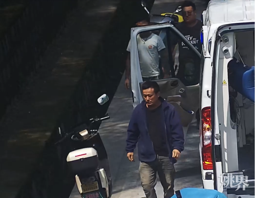 又有三位陌生男子加入救援队伍
