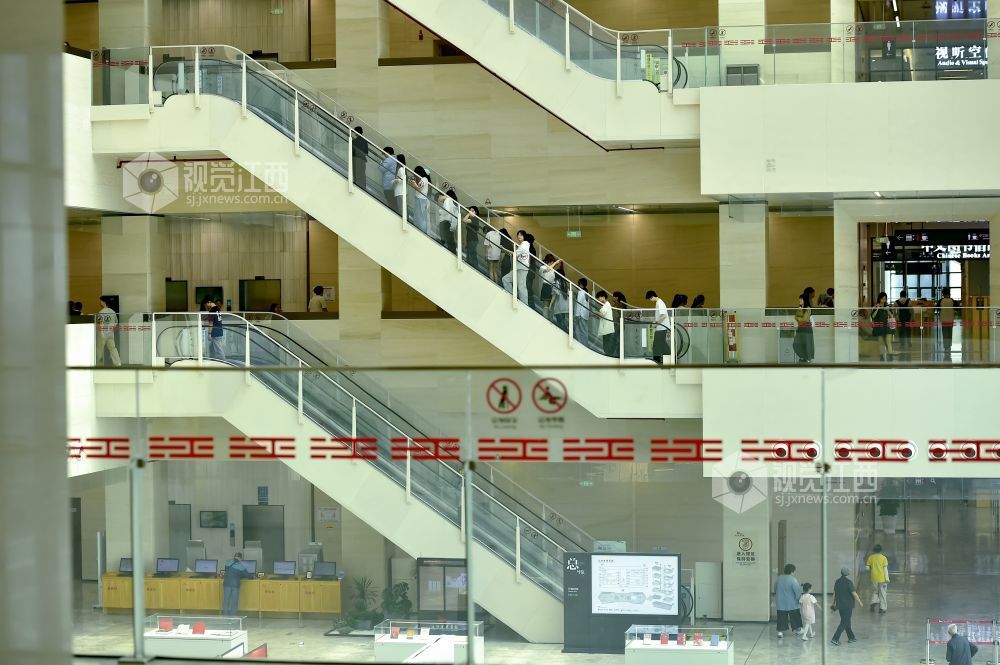 2026年4月27日，世界读书日刚过，江西省图书馆内，大批读者有序前往阅览区。