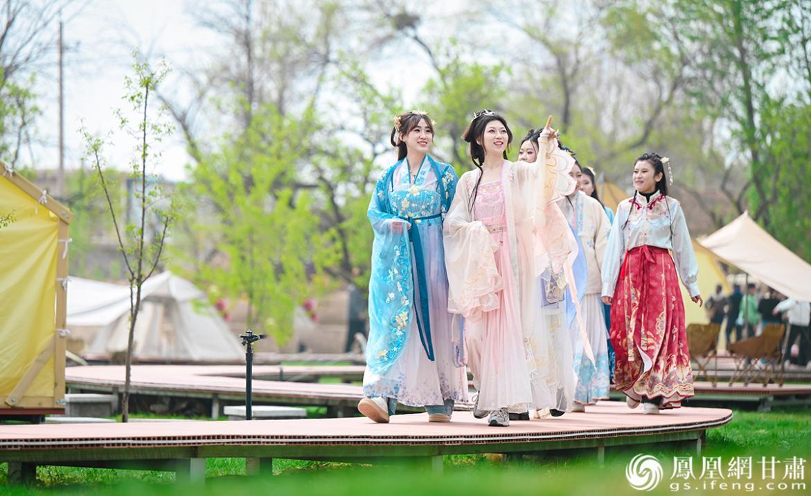 兰州新区史喇口乡村旅游景区风景秀丽，汉服小姐姐组团打卡。杨艺锴　摄