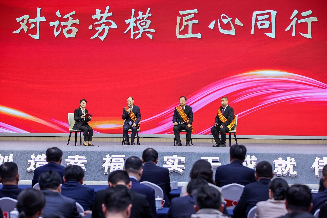 图为靖江市新当选的江苏省劳动模范代表参加现场访谈。