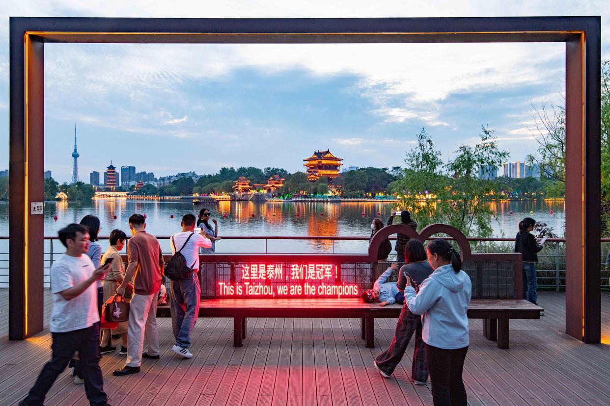 5月1日，游客在泰州市桃园景区打卡拍照。新华社发（杨玉岗摄）