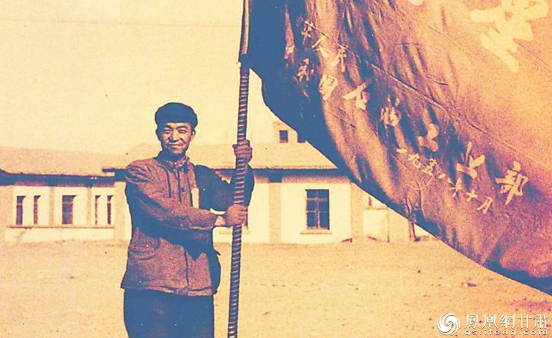 1958年，王进喜带领的贝乌五队获石油部颁发的“钻井卫星”红旗。资料图片