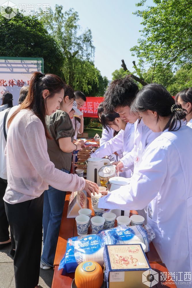 4月26日，江西省吉安市卫生健康委员会、吉安市中心人民医院在江西省吉安市白鹭洲书院开展“书院里的中医文化体验日”活动。