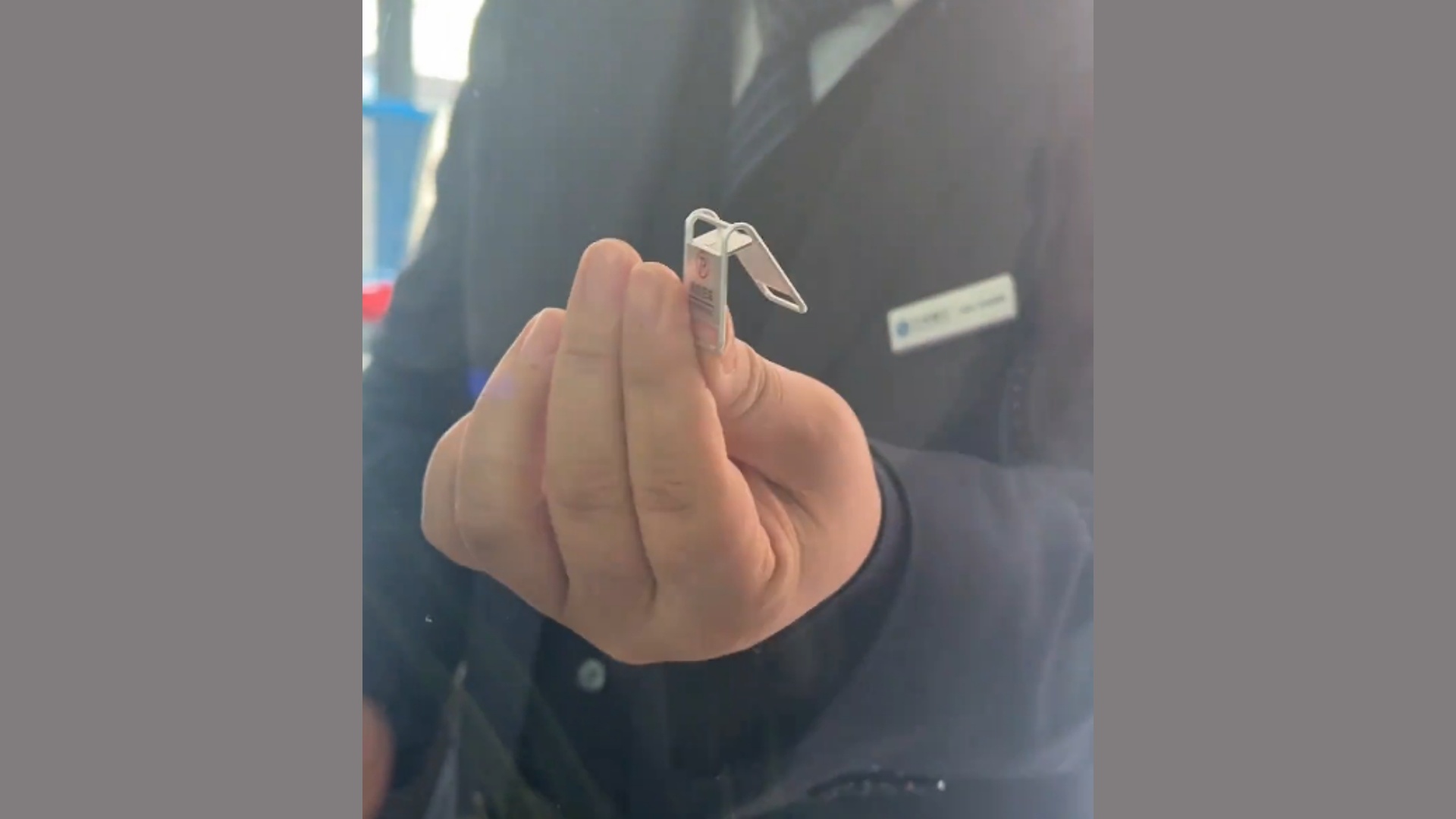 男子网购“请勿泊车”警示牌，没想到收到是mini版，众多网友现身：这题我会