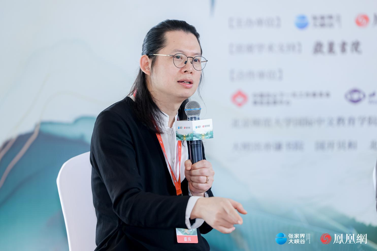 （太月香学体系创始人、传统香制作技艺非遗传承人罗子杰在非遗沙龙上讲述香的创新。）