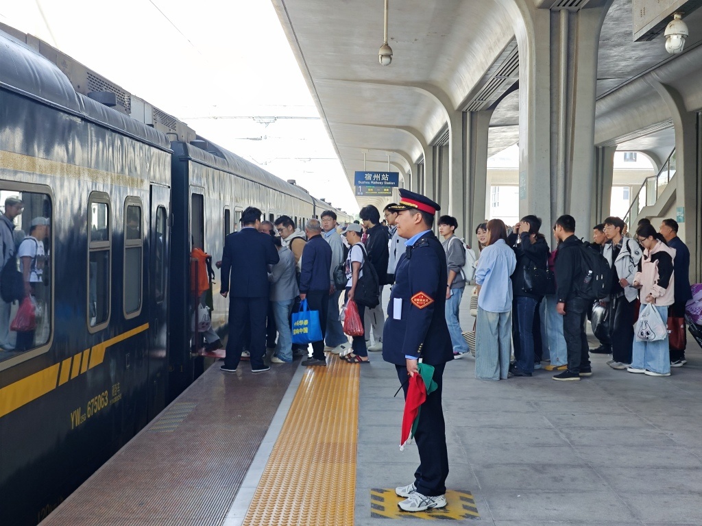 宿州站工作人员组织旅客有序乘车 王春辉 摄
