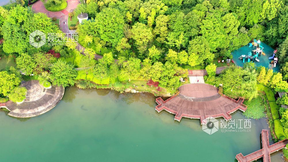 2026年4月27日，江西省吉安市峡江县锦绣湖湿地公园，水碧岸绿城美，“城市绿肺”生态如画。