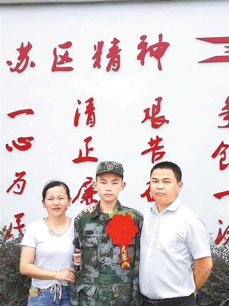 郭小华夫妻送儿子郭轩参军。