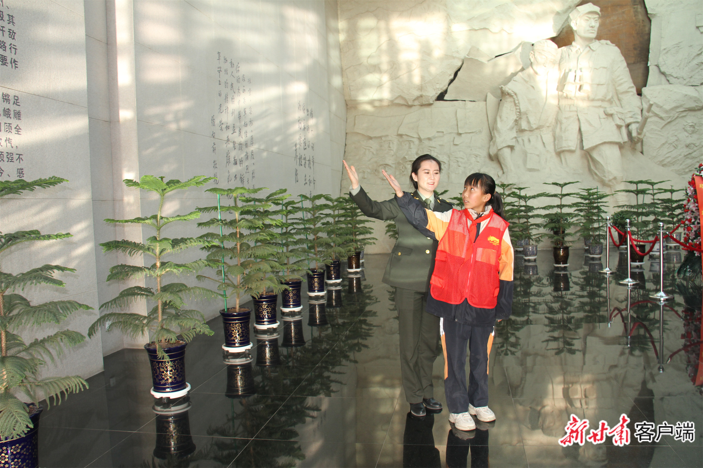 石琳为小学生讲解员示范讲解技巧（图由石琳提供）