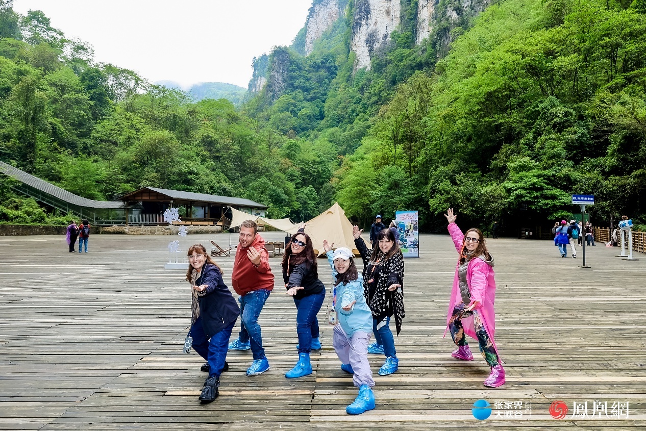 国际游客在张家界大峡谷的彩虹广场晒“功夫Pose”