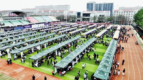4月16日，河北省毕业生就业市场河北农业大学专场招聘会、河北省2026届农林类高校毕业生就业招聘活动暨河北农业大学2026年春季校园双选会在河北农业大学西校区体育场举办。 河北农业大学供图