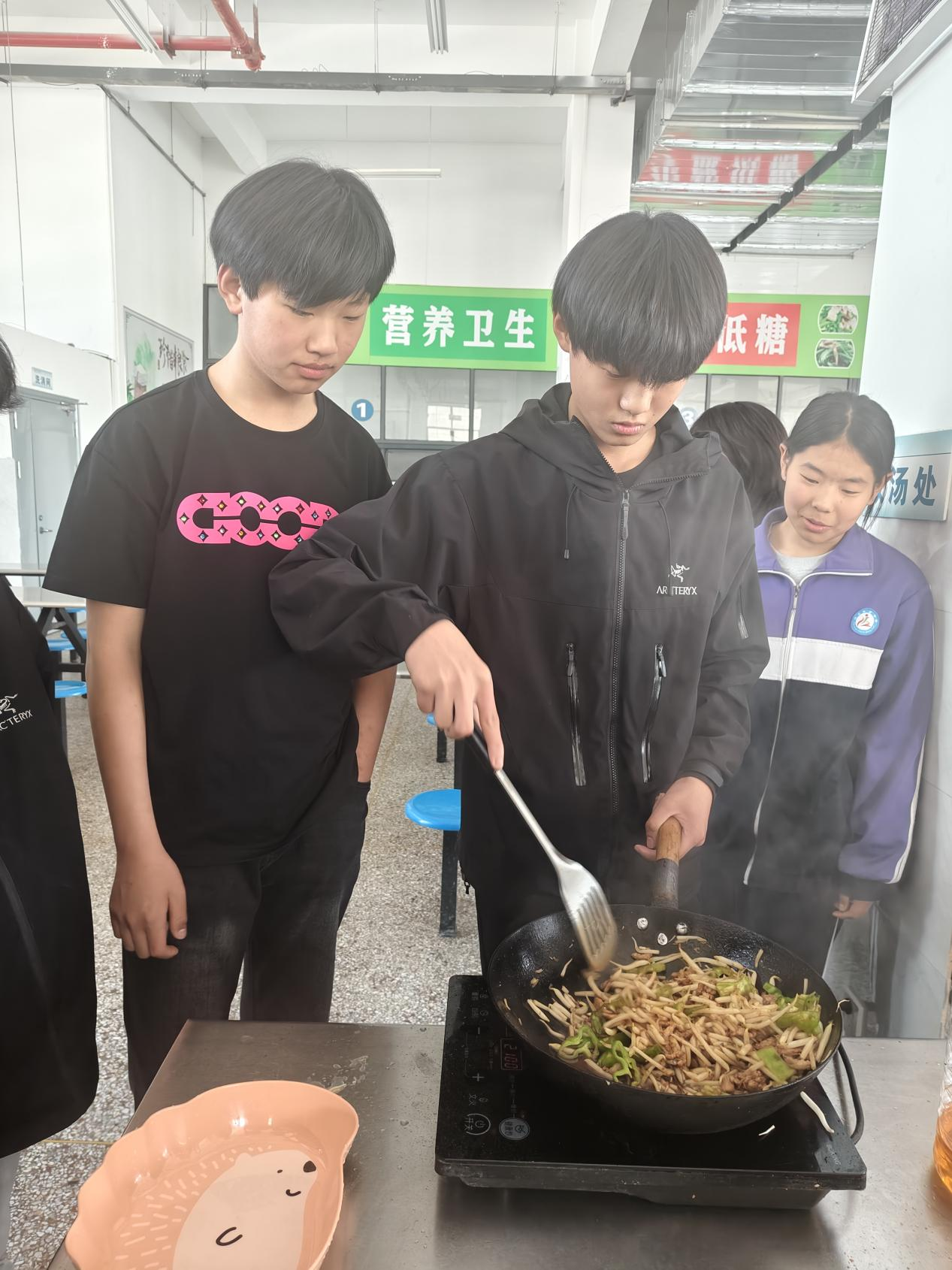 敬安中学：劳动实践进厨房，五育并举促成长