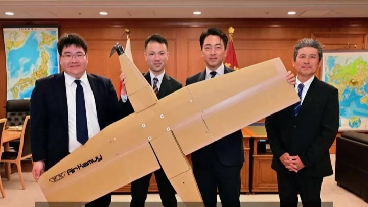 日防相小泉进次郎参观“纸板无人机”公司，并表示希望其能够参与国防领域