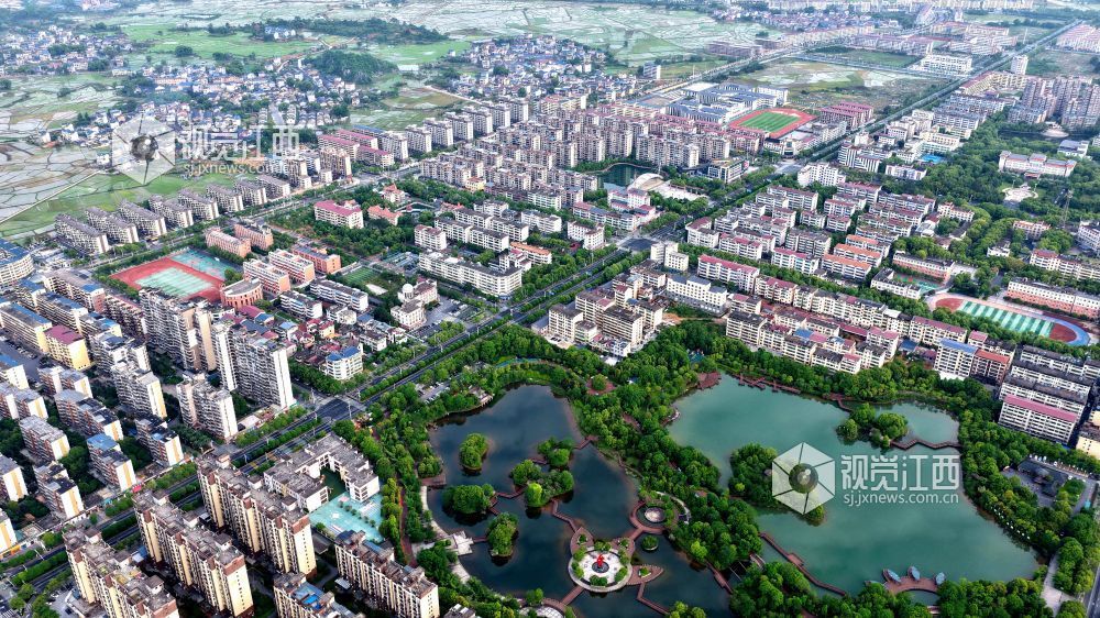2026年4月27日，江西省吉安市峡江县锦绣湖湿地公园，水碧岸绿城美，“城市绿肺”生态如画。
